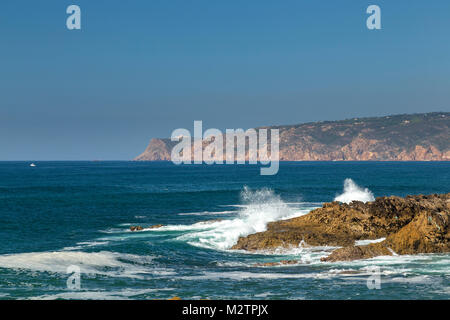 Cabo da Roca (Europas westlichster Punkt) auf Portugals Küste von Estoril mit atlantischen Wellen gegen die Felsen. Stockfoto