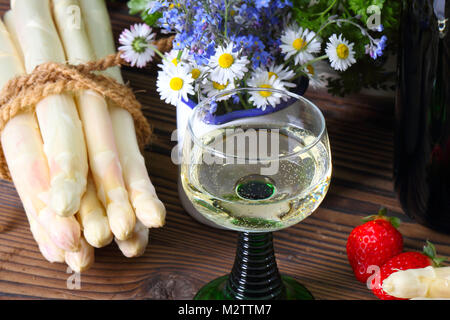 Weißer Spargel und einem Glas Weißwein Stockfoto