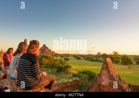 Bagan: Blick vom Tempel Taung Guni Paya, Touristen beobachten, Sonnenaufgang, Dhammayangyi Tempel, Tempeln, Stupas, Luftballons, Region, Mandalay, Myanmar (Birma) Stockfoto