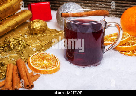 Glühwein und Weihnachten Dekoration Stockfoto