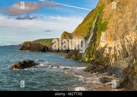 Wasserfall des Flusses spricht Cascading ins Meer in Tresaith, Ceredigion, Dyfed, Wales, Großbritannien Stockfoto