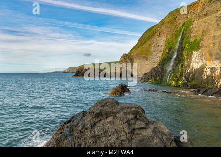 Wasserfall des Flusses spricht Cascading ins Meer in Tresaith, Ceredigion, Dyfed, Wales, Großbritannien Stockfoto