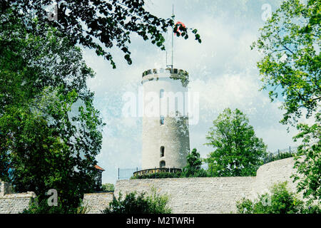 Double Exposure der Burg Sparrenberg/Sparrenburg mit dem Grün der Bäume im Frühling Stockfoto