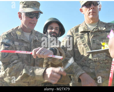 Oberst Todd Holz, Kommandant der 1. Stryker Brigade Combat Team, 25 Infanterie Division, Generalmajor James Huggins, Kommandant der 82nd Airborne Division, schneidet die zeremoniellen Ribbon öffnen Bekämpfung Outpost Lion während der feierstunde am 04.12.11. US-Armee Foto von Sgt. Michael Blalack, 1/25 SBCT Public Affairs 111211-A-AX 238-008 von 1 Stryker Brigade Combat Team arktische Wölfe Stockfoto