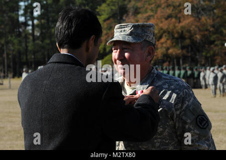 PINEVILLE, La-Generalmajor Bennett C. Landreneau, Eingeborener von Vidrine, La., erhält den Verdienstorden vom Gouverneur Bobby Jindal für außerordentlich verdienstvollen Service in Positionen mit hoher Verantwortung während der formale Änderung des Befehls Zeremonie für die Louisiana National Guard im Camp Beauregard in Pineville, La., 10.12.2011. Die DSM ist die höchste nicht-Wächter im militärischen und zivilen Bereich Dekoration des US-Militärs. (U.S. Air Force Foto von Master Sgt. Toby Valadie, Louisiana National Guard Public Affairs Office/Freigegeben) 113500-F-VU 198-001 durch Louisiana nationalen Gua Stockfoto