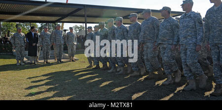 PINEVILLE, La-Mitglieder der seiner 527 Engineer Battalion, 225Th Engineer Brigade, März Vergangenheit und salutieren Brig. Gen. Glenn H. Curtis, neu ernannte Adjutant General der Louisiana National Guard, der während der Änderung des Befehls Zeremonie im Camp Beauregard in Pineville, La., Dez. 10. Mehr als 3.000 Wachposten standen auf der Parade Felds ein, LANGS 11.500 Truppen aus allen wichtigen Befehle und ihre bataillone im LANG. (U.S. Air Force Foto von Master Sgt. Dan Farrell, Louisiana's National Guard 159 Jagdgeschwader Public Affairs Office/Freigegeben) 113500-F-4028 F-004 durch Louisiana nationalen Guar Stockfoto