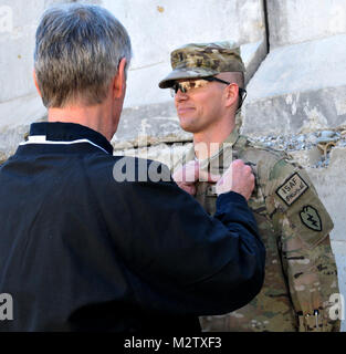 Sekretär der Armee John M. McHugh präsentiert die Combat Action Badge 1 Lt Aaron Frazier, die S 1 OIC für die Brigade Truppen Bataillon, 1 Stryker Brigade Combat Team, 25 Infanterie Division, in einer Zeremonie im Vorwärtsbetrieb Base Masum Ghar am 04.12.14. US-Armee Foto von Sgt. Michael Blalack, 1/25 SBCT Public Affairs 111214-A-AX 238-014 von 1 Stryker Brigade Combat Team arktische Wölfe Stockfoto