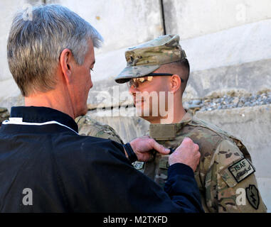 Sekretär der Armee John M. McHugh präsentiert die Combat Action Badge Sgt. 1. Klasse Justin Carter, der S6 NCOIC für die Brigade Truppen Bataillon, 1 Stryker Brigade Combat Team, 25 Infanterie Division, ursprünglich von Colfax, Kalifornien, in einem Festakt in Forward Operating Base Masum Ghar am 04.12.14. US-Armee Foto von Sgt. Michael Blalack, 1/25 SBCT Public Affairs 111214-A-AX 238-015 von 1 Stryker Brigade Combat Team arktische Wölfe Stockfoto