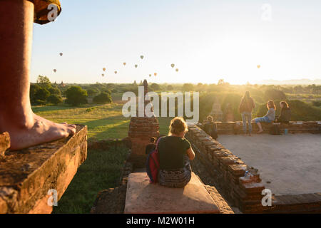 Bagan: Blick vom Tempel Taung Guni Paya, Bein der Mönch, Touristen beobachten, Sunrise, Tempeln, Stupas, Luftballons, Region, Mandalay, Myanmar (Birma) Stockfoto