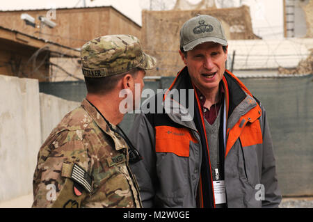 Senator Ron Wyden (D-ODER) spricht mit 1st Sgt. Douglas W. Whittaker, Vertrieb Firma first Sergeant von Medford, Erz, 25 Brigade Support Battalion, 1 Stryker Brigade Combat Team, 25 Infanterie Division nach einem Briefing in der RC (S) Sitz auf Kandahar Airfield, 31.01.15. Wyden, als Teil einer Kongreßdelegation, besuchte die Region einen Rahmen für politische, wirtschaftliche, militärische und sicherheitspolitische Fragen, die sich auf Beziehungen mit den alliierten Streitkräften, sowie Präsentation von Auszeichnungen an 25 BSB Soldaten zu empfangen, und Touring Motor pool Mehr über die medizinischen Eva zu erfahren Stockfoto