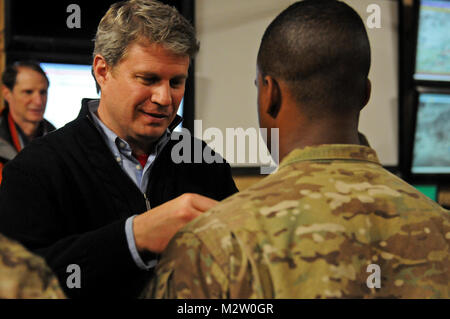 Us-Rep William Huizenga (R-MI) Pins ein Army Commendation Medal auf eine 25 Brigade Support Battalion, 1 Stryker Brigade Combat Team, 25 Infanterie Division Soldat auf Kandahar Airfield, 31.01.15. Huizenga, als Teil einer Kongreßdelegation, besuchte die Region einen Rahmen für politische, wirtschaftliche, militärische und sicherheitspolitische Fragen, die sich auf Beziehungen mit den alliierten Streitkräften sowie Touring Motor Pool des 25 BSB zu erfahren Sie mehr über die medizinische Evakuierung und Wiederherstellung des Fahrzeugs Fahrzeuge der Soldaten zu erhalten. 120115-A -7165 H-006 von 1 Stryker Brigade Combat Team Arktis Stockfoto