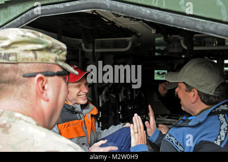 Senatoren Mark Begich (D-AK) und Ron Wyden (D-ODER) teilen ein Lachen in einem Stryker-Medical Bewertung Fahrzeug auf Kandahar Airfield, 31.01.15. Die Senatoren, zusammen mit einem Kongreßabgeordneten, besuchte die Region einen Rahmen für politische, wirtschaftliche, militärische und sicherheitspolitische Fragen, die sich auf Beziehungen mit den alliierten Streitkräften, sowie Präsentation von Auszeichnungen an 25 BSB Soldaten zu empfangen, und Touring Motor Pool zu erfahren Sie mehr über die medizinische Evakuierung und Wiederherstellung des Fahrzeugs Fahrzeuge die Soldaten bedienen. 120115-A -7165 H-008 von 1 Stryker Brigade Combat Team arktische Wölfe Stockfoto