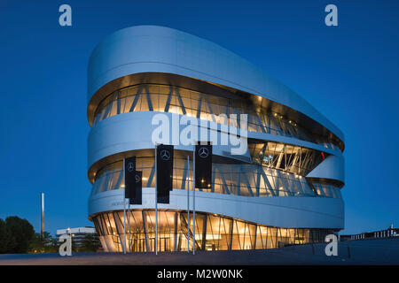 Mercedes-Benz Museum, blaue Stunde, Stuttgart, Baden-Württemberg, Deutschland Stockfoto