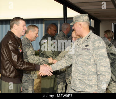 Generalleutnant Harry M. Wyatt III, Direktor der Air National Guard, rechts, schüttelt Hände mit Oberst Mark Anderson, 188 Fighter Wing stellvertretender Kommandeur. Wyatt besuchten die 188 th, 31.01.18, und mit Einheit met und Arkansas National Guard Führer sowie die Beamten mit der Stadt Fort Smith. Wyatt war auch in der Lage, die Fähigkeiten der 188 th und Vermögenswerte bei einem Hubschrauberflug über Ebbing Air National Guard Base und Fort Chaffee Manöver Training Center, wo die 188 th Loslösung 1 Razorback Bereiches befindet. Wyatt war in der Lage, eine Übung auf Razorback Bereich im Zusammenhang mit der 188Th ist ein -10C Th zu beobachten Stockfoto