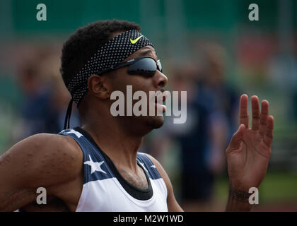 U.S. Navy Hospital Corpsman 3. Klasse Angelo Anderson konkurriert in einem 1500 m Männer ÖFFNEN SIE ES 6 Rennen während der 2014 London Invictus Games, Lee Valley Athletic Center, England, Sept. 11, 2014. Soldaten und Soldatinnen, die Teilnahme an der Eröffnungs-Invictus Games, sind diejenigen, die Widrigkeiten in jedem Sinne des Wortes überwunden haben. Werden sie verletzt, krank oder verletzt, diese Krieger haben sich gefunden, eine Einladung in die Spiele zu konkurrieren, ihr Land repräsentieren, Service, und Kameraden. (U.S. Air Force Foto von älteren Flieger Justyn M. Freeman/Freigegeben) 140911-F-RN 544-330 durch Luftwaffe verwundete Warrio Stockfoto