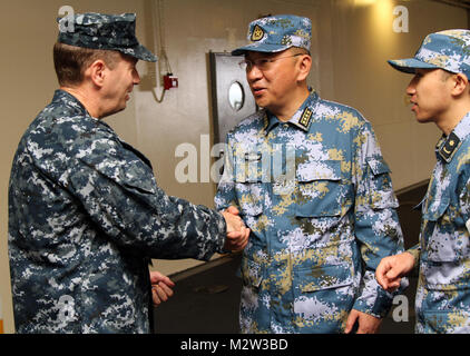 U.S. Navy Captain John Gilman, Theater Sicherheitszusammenarbeit zuständigen Offizier, schüttelt die Hand des Captl. Guan Bo Lin, chinesische Amtsarzt mit der Volksbefreiungsarmee bei einem Rundgang durch die USNS Mathew Perry während der Vereinigung der südostasiatischen Nationen humanitäre Hilfe/Katastrophenhilfe und militärische Medizin Übung (AHMX) vor der Küste von Maura in Brunei Darussalam, Juni 20. Mehr als 2.500 multinationalen Mitarbeiter aus 18 Nationen in Asien-Pazifik beteiligen sich an der ASEAN-Übung bietet eine Plattform für regionale Partnernationen zur gemeinsamen Sicherheit Herausforderungen, Stockfoto