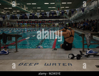 Air Force Athlet Sarah Evans behebt Ihr badekappe, bevor Sie in den Pool während der 2014 Krieger Spiele in den USA Olympic Training Center, Colorado Springs, Colorado, Sept. 30, 2014. Der Krieger Spiele besteht von Athleten aus der ganzen Departement für Verteidigung, die in der paralympischen Stil Veranstaltungen für Ihre jeweiligen militärischen Zweig konkurrieren. Das Ziel des Games ist es, das grenzenlose Potential der Krieger durch Leistungssport markieren. (U.S. Air Force Foto von älteren Flieger Justyn M. Freeman/Freigegeben) 140930-F-RN 544-010 durch Luftwaffe verwundete Krieger Stockfoto