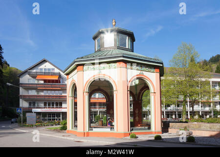 Mineralquelle im Brunnentempel, Heilbad Bad Peterstal-Griesbach, Kurort, Renchtal, Schwarzwald, Baden-Württemberg, Deutschland Stockfoto