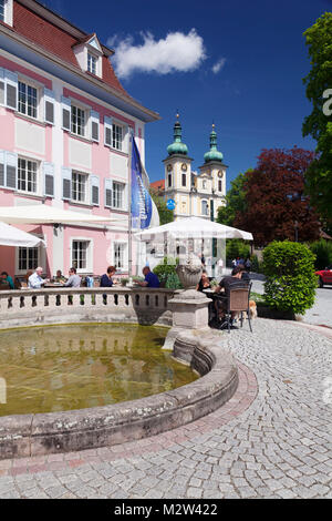 Street Cafe in der braustüble, Kirche St. Johann, Donaueschingen, Schwarzwald-Baar-Kreis (Kreis), Schwarzwald, Baden-Württemberg, Deutschland Stockfoto