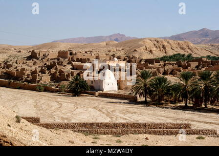 Das trockene Flussbett und Altstadt von Tamerza, der größte Berg Oase in Tunesien, Tamerza, Tunesien verlassen Stockfoto