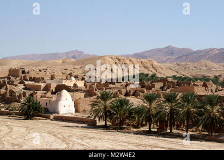 Das trockene Flussbett und Altstadt von Tamerza, der größte Berg Oase in Tunesien, Tamerza, Tunesien verlassen Stockfoto