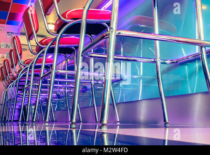 Barhocker in American Diner Stockfoto