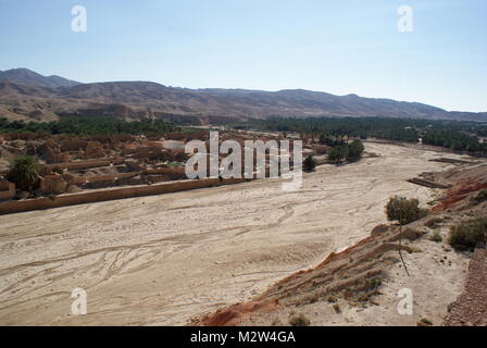 Das trockene Flussbett und Altstadt von Tamerza, der größte Berg Oase in Tunesien, Tamerza, Tunesien verlassen Stockfoto