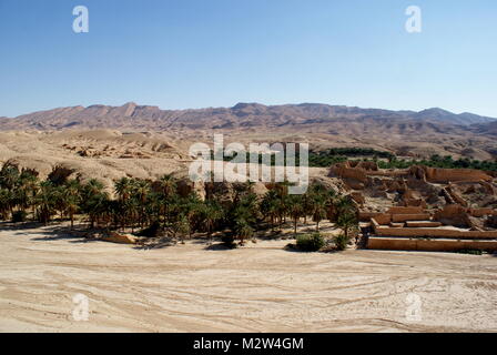 Das trockene Flussbett und Altstadt von Tamerza, der größte Berg Oase in Tunesien, Tamerza, Tunesien verlassen Stockfoto