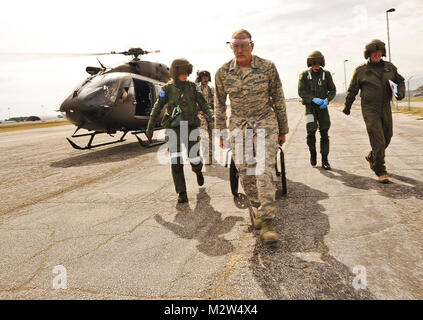 Air National Guard Master Sgt. Jerald Perman, Mitte, 120 medizinische Gruppe, Great Falls, Mont. Zusammen mit der Luft- und Raumfahrt Medizinische Personal von der Königlich Niederländische Luftwaffe, transportiert einen medevac Patienten auf ein UH-72 Lakota Hubschrauber in einem Feldlazarett in der Globalen Guardian 2012 Übung geflogen bei Savannah Combat Readiness Training Center, Ga., Nov. 21, 2012. Während der Übung, medizinische Geräte aus der National Guard, der Königlichen Kanadischen und die Königliche niederländische Luftwaffe sowie Fliegen und unterstützen die Einheiten der US Air Force und US Army Active Duty, Guard und finden Einheiten arbeitete togethe Stockfoto