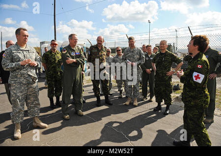 Das medizinische Personal von der Royal Canadian Air Force kurze Generalmajor Lester Eisner, vorne links, South Carolina National Guard assistant Adjutant General, Generalmajor Thomas Moore, Georgia Air National Guard Commander und Brig. Gen. Joe Jarrard, Georgien Army National Guard Commander, während einer Tour durch die 1 kanadischen Feldlazarett in der Globalen Guardian 2012 Übung teilnehmenden bei Savannah Combat Readiness Training Center, Ga., Nov. 23, 2012. Während der Übung, medizinische Geräte aus der National Guard, der Königlichen Kanadischen und die Königliche niederländische Luftwaffe sowie Fliegen und Support Einheiten her Stockfoto