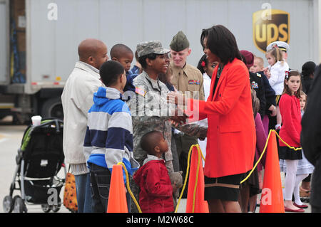 First Lady Michelle Obama kommt zu Raleigh-Durham International Airport, wo Sie Active Duty begrüßt, National Guard und Veteran service Mitglieder mit ihren Familien aus allen Niederlassungen des Militärs hier, März 2. Hier Obama spricht mit North Carolina Army National Guard Staff Sgt. Stacy Gardner und ihrer Familie. North Carolina National Guard Soldat erfüllt der First Lady Michelle Obama durch die National Guard Stockfoto