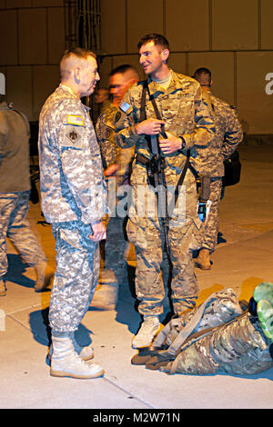 Brig. Gen. Robbie Asher (links), Chef des Generalstabs der Oklahoma Army National Guard, Gespräche mit Sgt. Travis Millhouse, ein Mitglied der Firma C, 1st Battalion, 179Th Infanterie, 45th Infantry Brigade Combat Team, nach der Rückkehr nach Hause März 6, von der jüngsten Millhouse Afghanistan Deployment. "Es gab Zeiten, in denen es gefährlich war und sogar Einfrieren, aber wir Lachen und Witz unter uns Tag für Tag konnten, bis wir wieder nach Hause", erklärte Millhouse. "Es ist gut, wieder auf US-Boden zu sein, und es ist schön, wieder zu Oklahoma. Foto: Sgt. Daniel J. Nelson Jr., 145 Mobile Publi Stockfoto