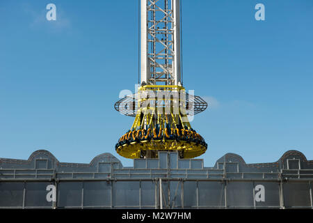 Free Fall Tower ky Fallen' auf dem Oktoberfest, München Stockfoto