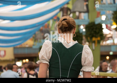 Kellnerin tragen Dirndl, "ochsenbraterei" Festzelt, Oktoberfest München Stockfoto