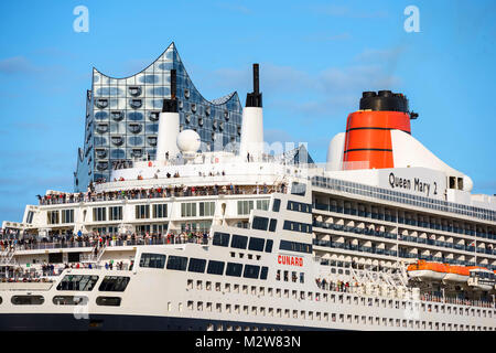 Deutschland, Hamburg, Kreuzfahrtschiff Queen Mary 2, Elbphilharmonie Stockfoto