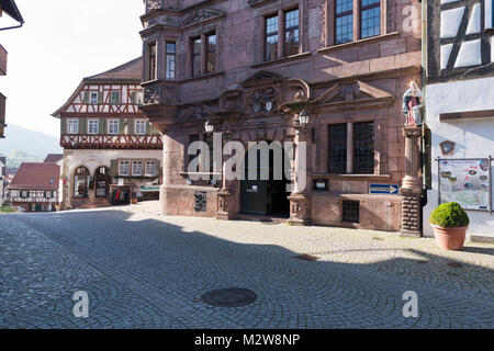 Deutschland, Baden-Württemberg, das alte Rathaus der Stadt Gernsbach im Schwarzwald. Stockfoto