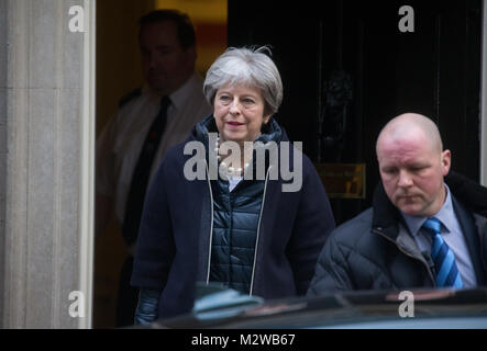 Der britische Premierminister, Theresa May, Blätter Nummer 10 Downing Street auf ihrem Weg zu den Ministerpräsidenten Fragen im Unterhaus Stockfoto