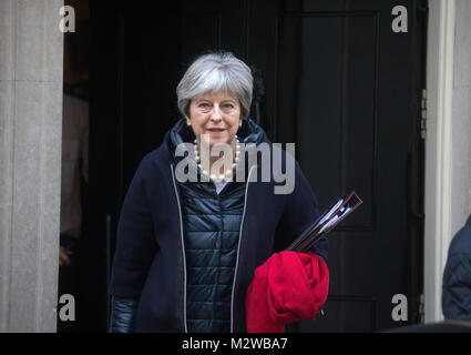 Der britische Premierminister, Theresa May, Blätter Nummer 10 Downing Street auf ihrem Weg zu den Ministerpräsidenten Fragen im Unterhaus Stockfoto