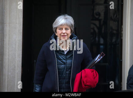 Der britische Premierminister, Theresa May, Blätter Nummer 10 Downing Street auf ihrem Weg zu den Ministerpräsidenten Fragen im Unterhaus Stockfoto