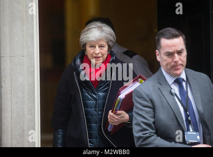 Der britische Premierminister, Theresa May, Blätter Nummer 10 Downing Street auf ihrem Weg zu den Ministerpräsidenten Fragen im Unterhaus Stockfoto