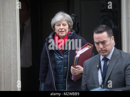 Der britische Premierminister, Theresa May, Blätter Nummer 10 Downing Street auf ihrem Weg zu den Ministerpräsidenten Fragen im Unterhaus Stockfoto