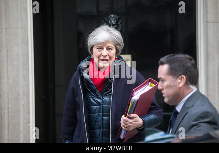 Der britische Premierminister, Theresa May, Blätter Nummer 10 Downing Street auf ihrem Weg zu den Ministerpräsidenten Fragen im Unterhaus Stockfoto