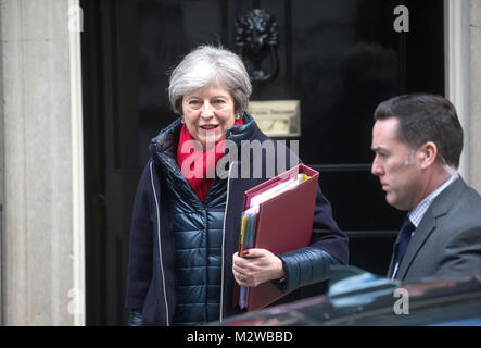 Der britische Premierminister, Theresa May, Blätter Nummer 10 Downing Street auf ihrem Weg zu den Ministerpräsidenten Fragen im Unterhaus Stockfoto