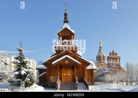 Die hölzerne Kirche der Heiligen Apostel Konstantin und Elena auf dem Hintergrund der Bau der steinernen Kirche der Heiligen Apostel Konstantin und Elena Stockfoto