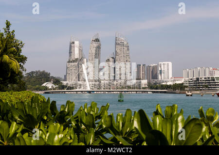 KEPPEL BAY, Singapur, 10. Dezember 2017: Marina an der Keppel Bay in Singapur. Ansicht von Sentosa Stockfoto