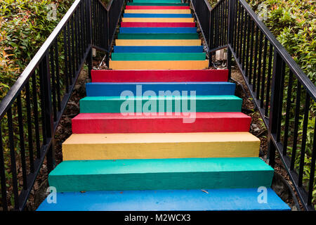 Treppen in Regenbogenfarben Hintergrund gemalt Stockfoto