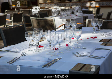 Nahaufnahme Detail elegant serviert Tisch im Freien. Stockfoto