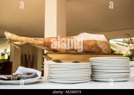 Chef scheiben Serrano Schinken. Jamon Serrano. Typische spanische Delikatessen Schinken. Stockfoto