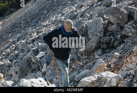 Alter Mann Wandern in den Trail zu Gola Su Gorroppu - Aktivität und Gesundheit Konzept. Stockfoto