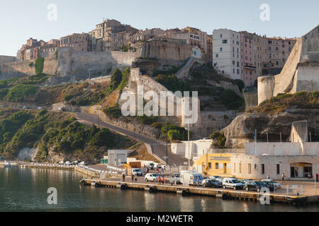 Bonifacio, Frankreich - Juli 3, 2015: Menschen warten auf die Fähre auf dem Pier von Bonifacio im Sommer morgen Stockfoto